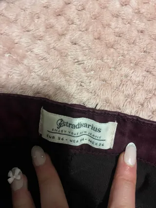 Pantalón Stradivarius burdeos push up Talla 36