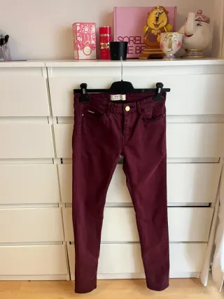 Pantalón Stradivarius burdeos push up Talla 36