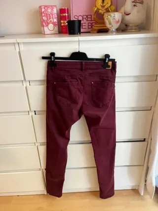 Pantalón Stradivarius burdeos push up Talla 36
