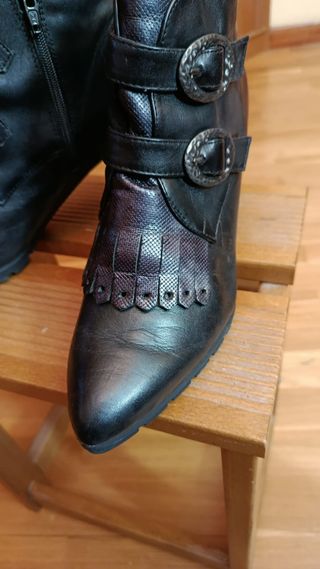 Botines negros mujer con flecos y hebillas