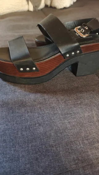 Sandalias de plataforma negras y madera