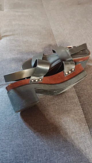Sandalias de plataforma negras y madera