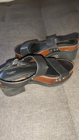 Sandalias de plataforma negras y madera