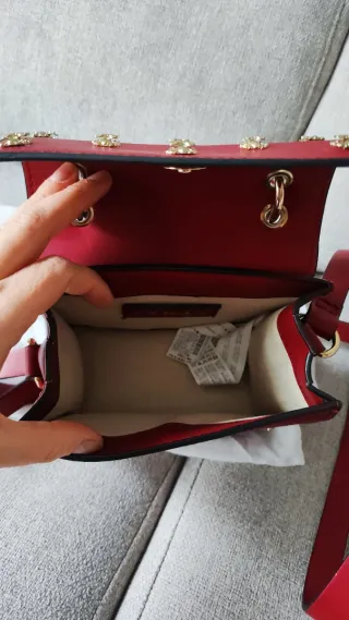 Bolso Zara Rojo con Detalles Dorados
