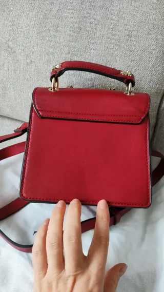 Bolso Zara Rojo con Detalles Dorados