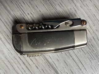 Coltellino svizzero con accendino antivento