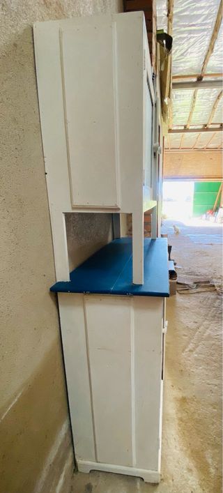 Alacena y mesa de cocina rústica