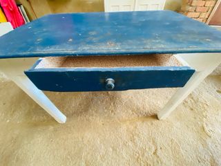 Alacena y mesa de cocina rústica