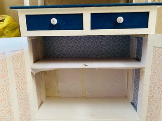 Alacena y mesa de cocina rústica