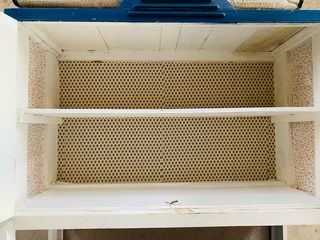 Alacena y mesa de cocina rústica