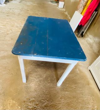 Alacena y mesa de cocina rústica