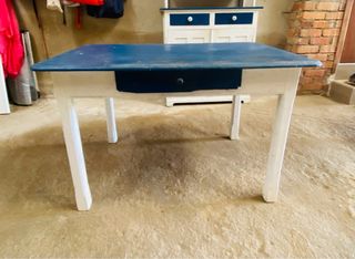 Alacena y mesa de cocina rústica