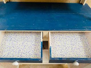 Alacena y mesa de cocina rústica