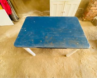 Alacena y mesa de cocina rústica