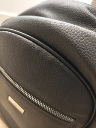 Mochila negra de piel