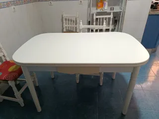 Mesa de cocina blanca extensible,con 6 sillas