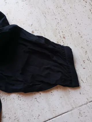 Camisa negra con mangas abullonadas