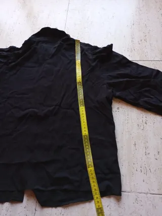 Camisa negra con mangas abullonadas