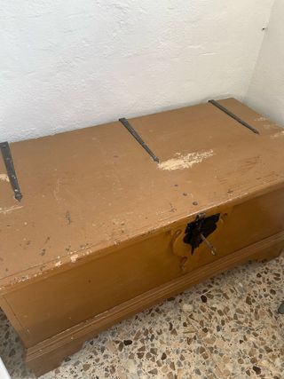 Baúl antiguo madera y metal