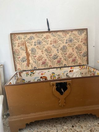 Baúl antiguo madera y metal
