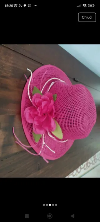 Cappello fucsia con fiore