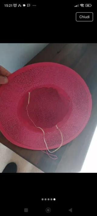 Cappello fucsia con fiore