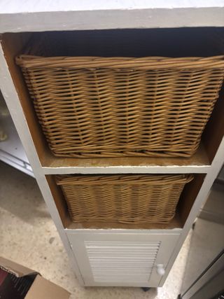 Mueble auxiliar con 2 cestas de mimbre