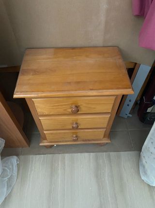 Mesita de noche de madera
