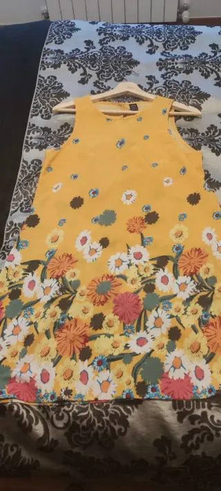 Vestido amarillo con estampado floral
