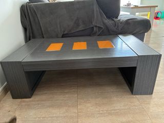 Mesa de centro gris con detalles naranja