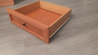 Cajón de madera marrón