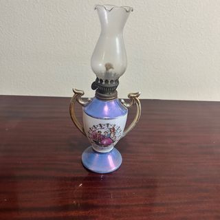 Lámpara de aceite antigua decorada