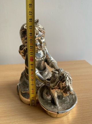 Figura niña bañando perro metal