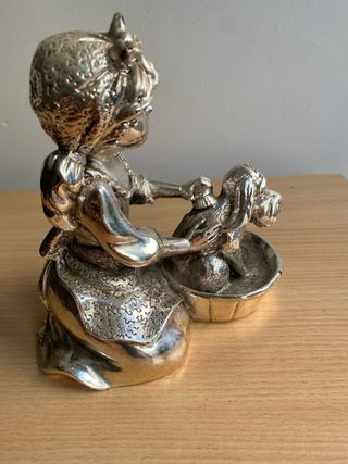 Figura niña bañando perro metal