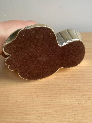 Figura niña bañando perro metal