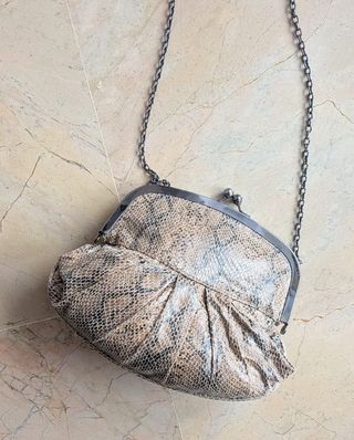 Bolso MNG pequeño estampado serpiente