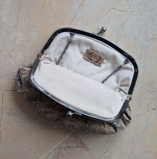 Bolso MNG pequeño estampado serpiente