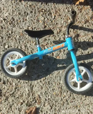 Bicicleta sin pedales azul