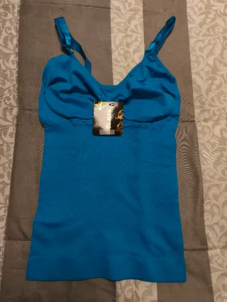 Camiseta interior azul ajustable.