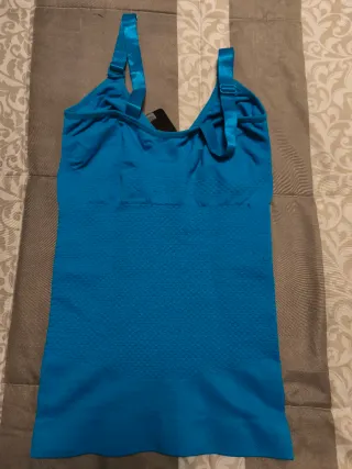 Camiseta interior azul ajustable.