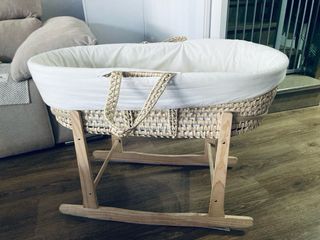 Moisés bebé con soporte mecedor madera