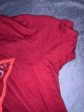Camiseta Guess Roja Logo Triángulo