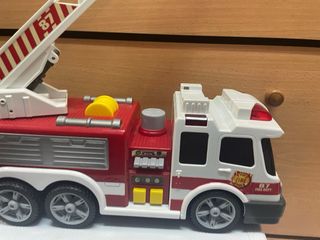 Camión de bomberos con luces y sonidos