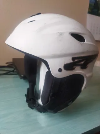 Casco de esquí blanco