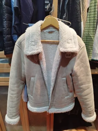 Chaqueta borreguillo beige y blanca.