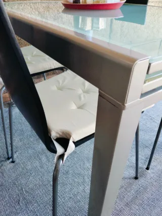 Mesa comedor cristal y metal con 4 sillas