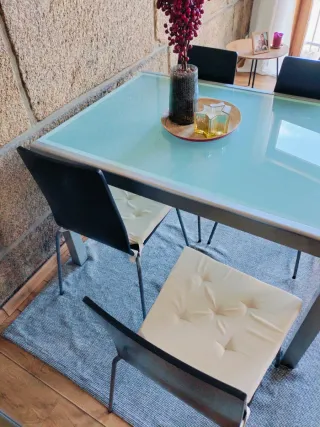 Mesa comedor cristal y metal con 4 sillas