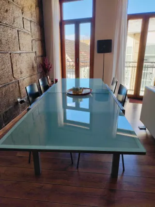 Mesa comedor cristal y metal con 4 sillas