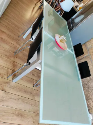 Mesa comedor cristal y metal con 4 sillas