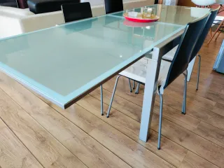 Mesa comedor cristal y metal con 4 sillas